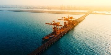 Oil pauses after 2% jump amid rising supply fears