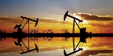 Oil climbs for third straight day as US-Iran tensions stoke supply fears