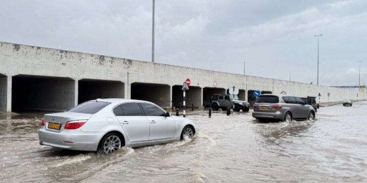 Oman issues heavy rain alert with hail, strong winds expected on March 25 – The Arabian Stories News