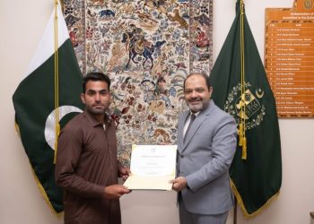 Pakistani expat Shahzad Khan honoured in Oman for rescuing two Indians from floods – The Arabian Stories News