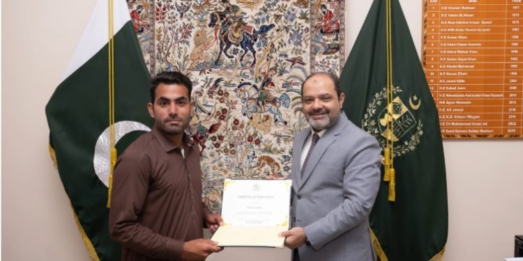 Pakistani expat Shahzad Khan honoured in Oman for rescuing two Indians from floods – The Arabian Stories News