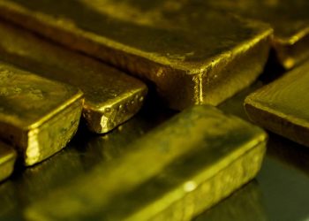 Gold falls by over 1% as Trump signals continued war with Iran