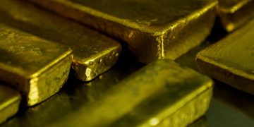 Gold falls by over 1% as Trump signals continued war with Iran